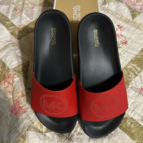 Ladies sandals by Michael Kors. Size 8M - Picture 3 of 5